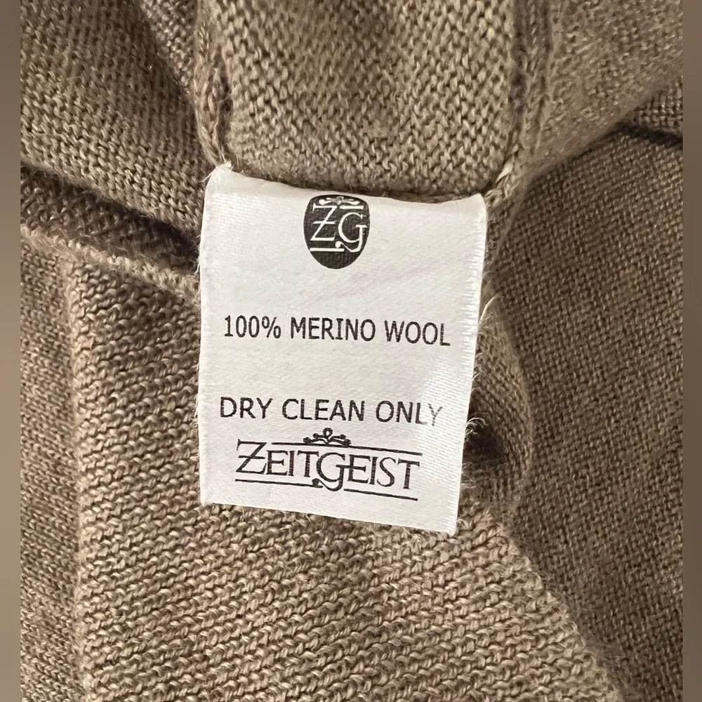 ZEITGEIST Men's V-neck sweater made from 100% merino wool M
